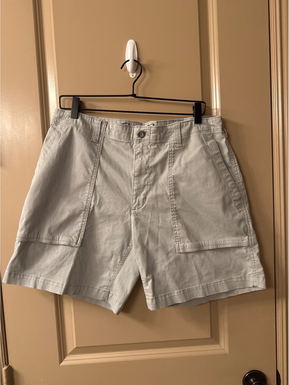 Eddie Bauer Light Gray Cotton Cargo Shorts with Front and Back Pockets, Size M